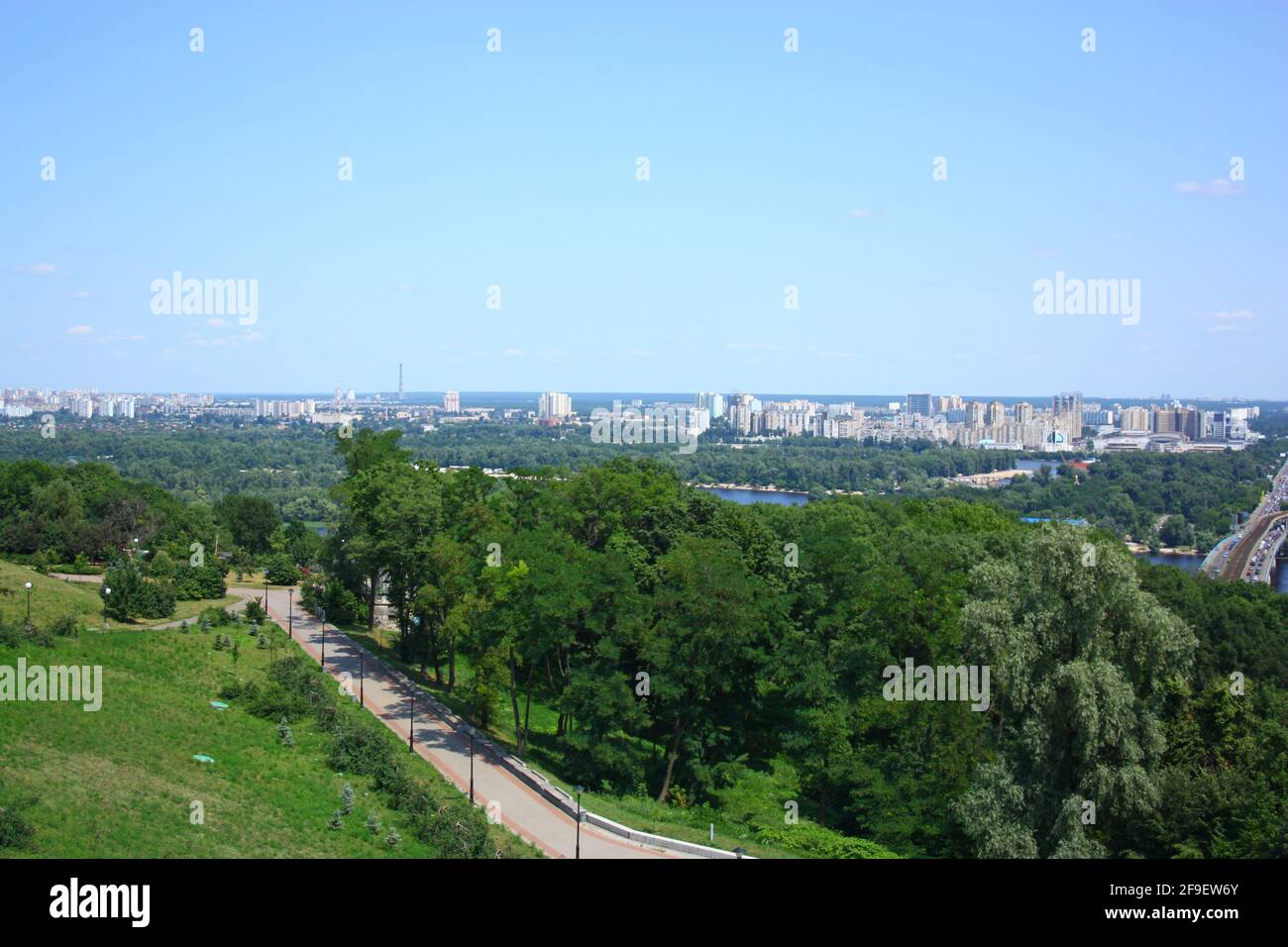 Città di Kiev, Ucraina, paesaggio, case e parco verde. Foto di alta qualità Foto Stock