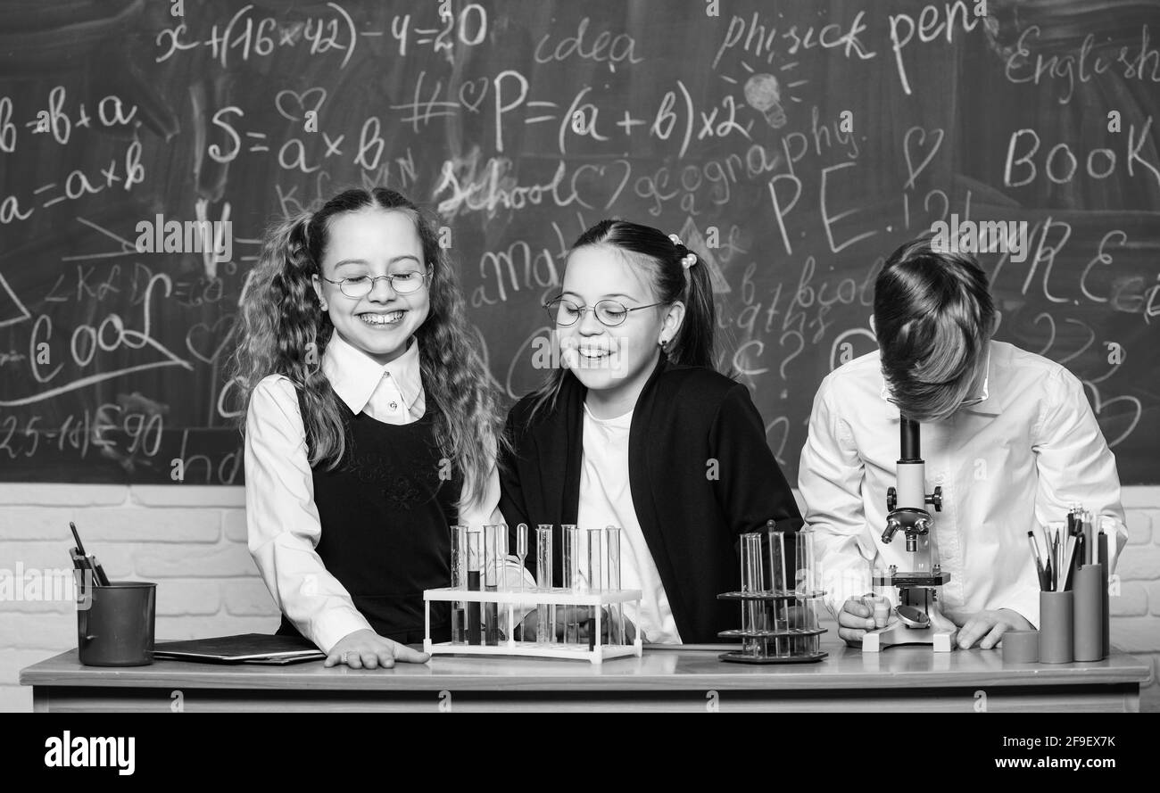 I bambini piccoli in laboratorio. La chimica microscopio. Gli studenti fare esperimenti di biologia con microscopio. Microscopio di laboratorio. giorno. I bambini imparano Foto Stock