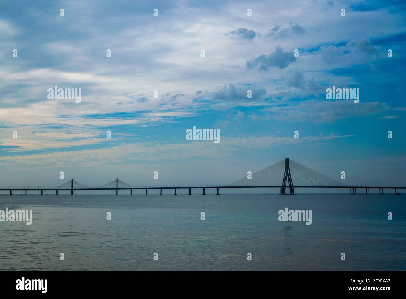 Il collegamento marittimo Bandra–Worli, chiamato anche Rajiv Gandhi Sea link, ha fatto clic su un giorno nuvoloso luminoso appena prima del tramonto Foto Stock