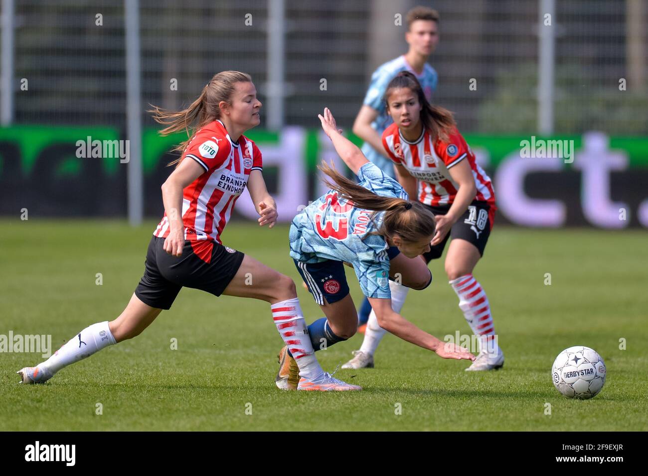 EINDHOVEN, PAESI BASSI - APRILE 18: Kayleigh Van Dooren di PSV commette un fallo su Victoria Pelova di Ajax durante la partita semi finale di KNVB Beker Women b Foto Stock