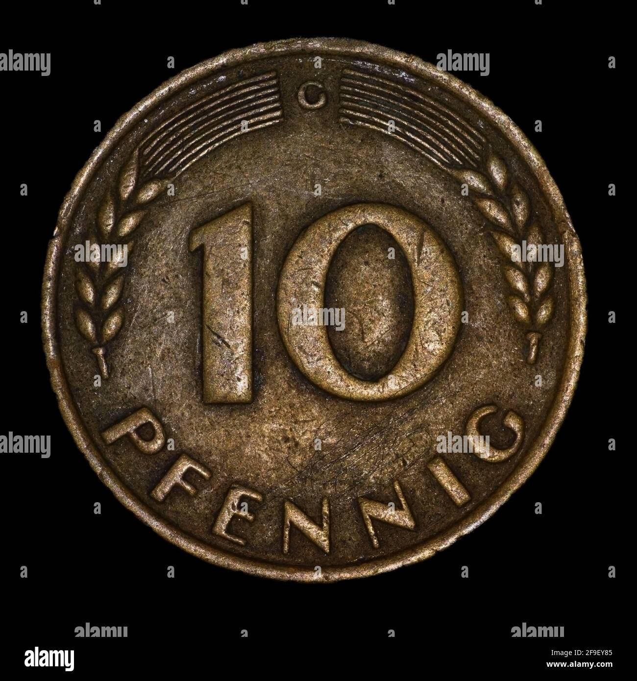 Una moneta da dieci Pfennig, vecchia moneta tedesca, moneta o nota, che era la valuta ufficiale dal 9 ° secolo fino all'introduzione dell'euro nel 2002 Foto Stock