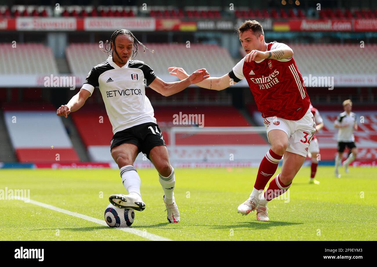 Fulham's Bobby Decordova-Reid (a sinistra) e Granit Xhaka dell'Arsenal combattono per la palla durante la partita della Premier League all'Emirates Stadium di Londra. Data immagine: Domenica 18 aprile 2021. Foto Stock