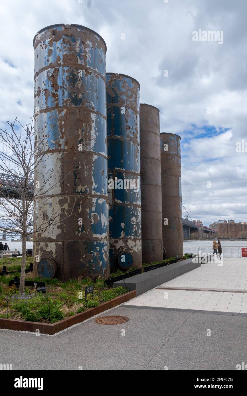 Brooklyn, NY - USA - 17 aprile 2021: Una vista dei serbatoi di sciroppo di Domino Park, formalmente utilizzati alla raffineria di zucchero di Domino, ora sono usati per decorare la cit Foto Stock
