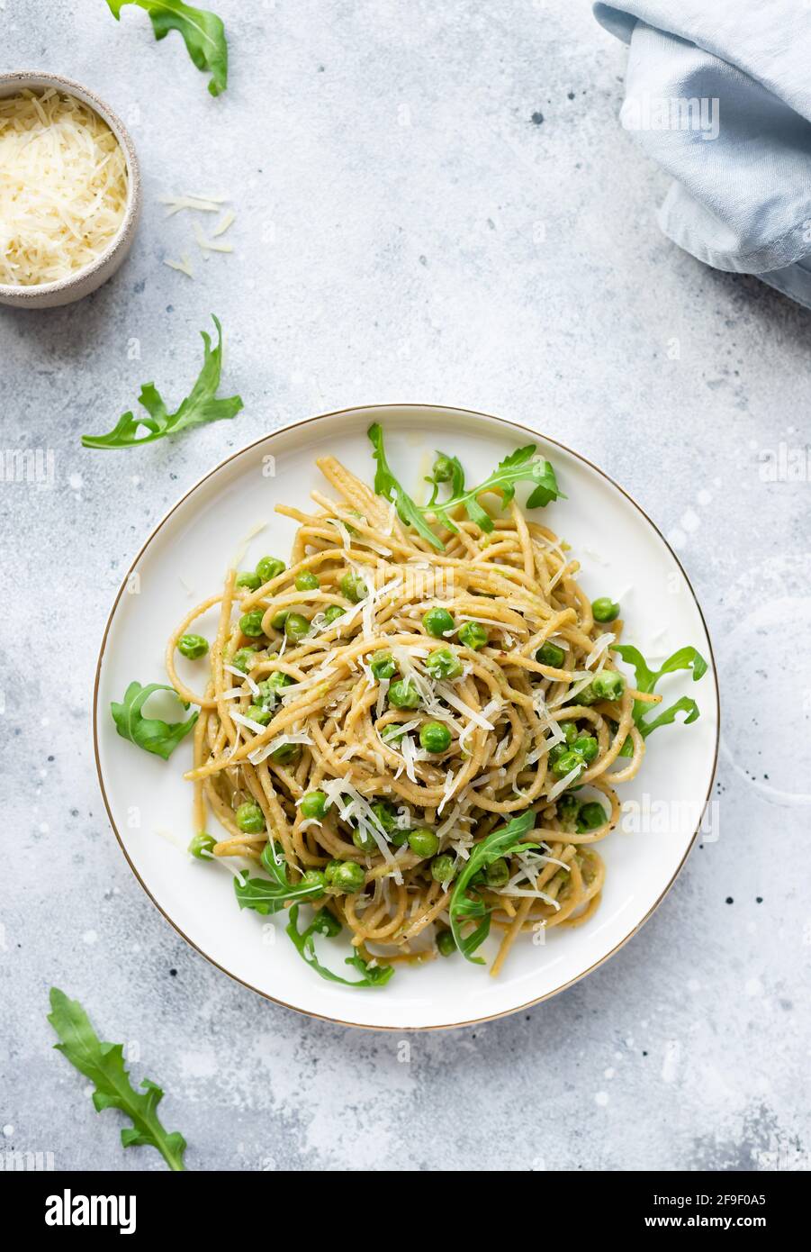 spaghetti di pasta con piselli verdi e avocado Foto Stock