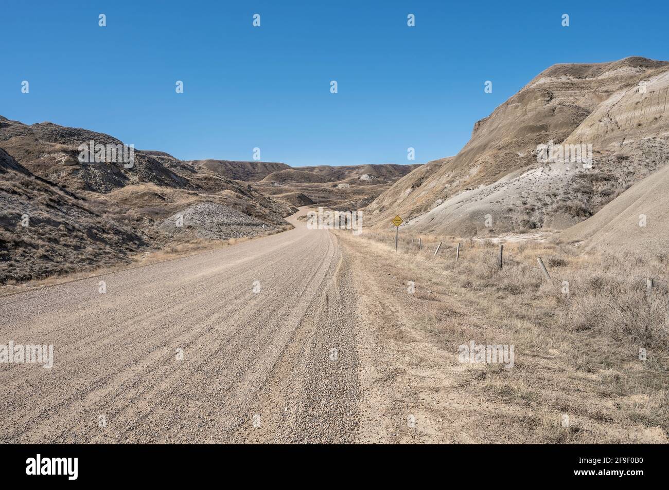 Tortuosa strada di ghiaia nei badlands vicino a Dorothy, Alberta, Canada Foto Stock