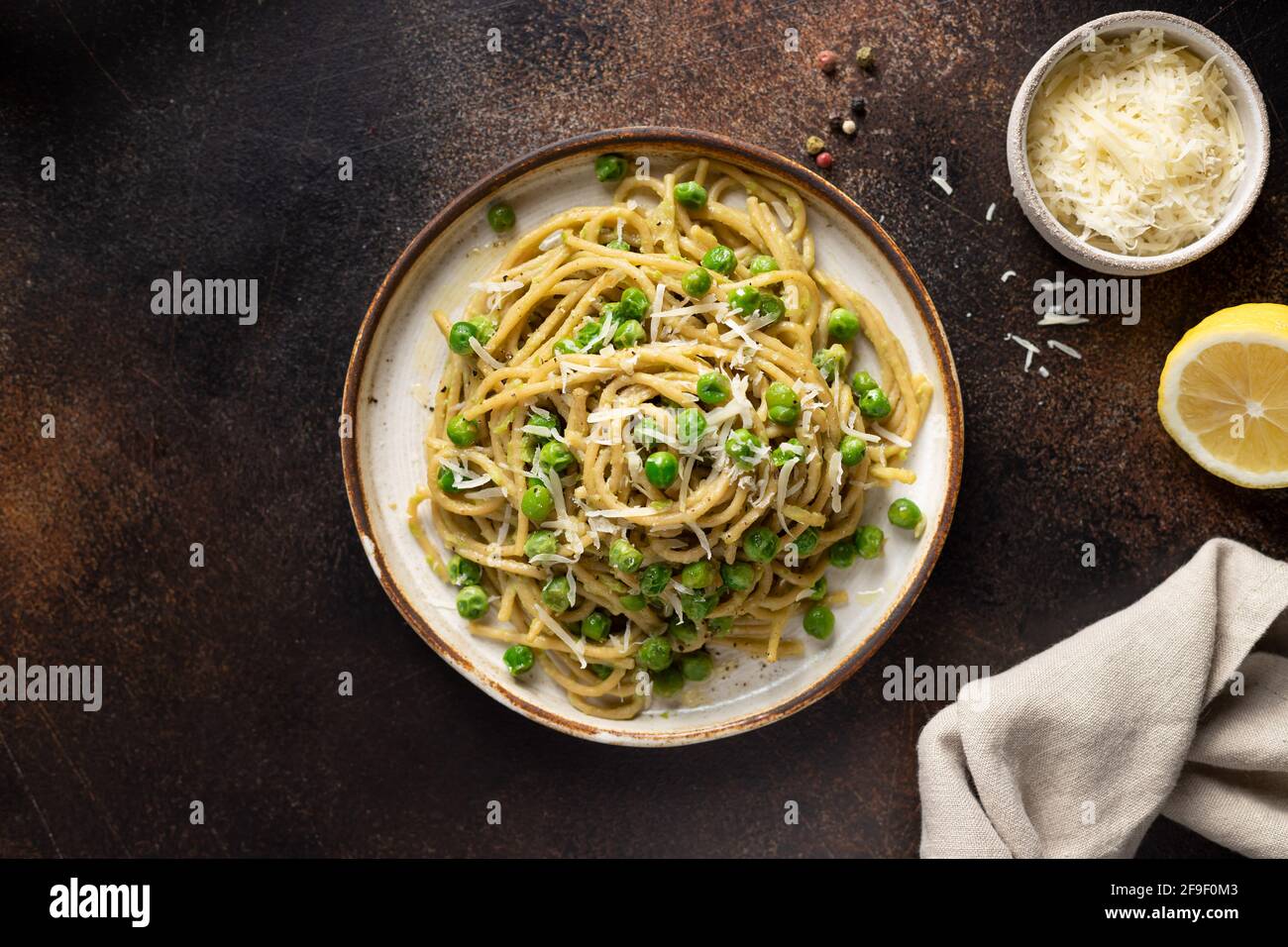Spaghetti di pasta di grano integrale in piastra di ceramica Foto Stock