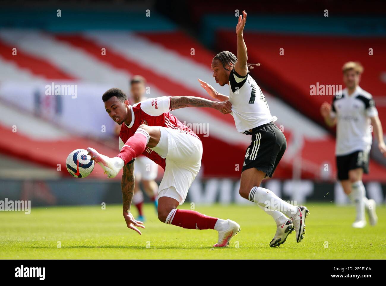 Gabriel Magalhaes di Arsenal (a sinistra) e Bobby Decordova-Reid di Fulham combattono per la palla durante la partita della Premier League all'Emirates Stadium di Londra. Data immagine: Domenica 18 aprile 2021. Foto Stock