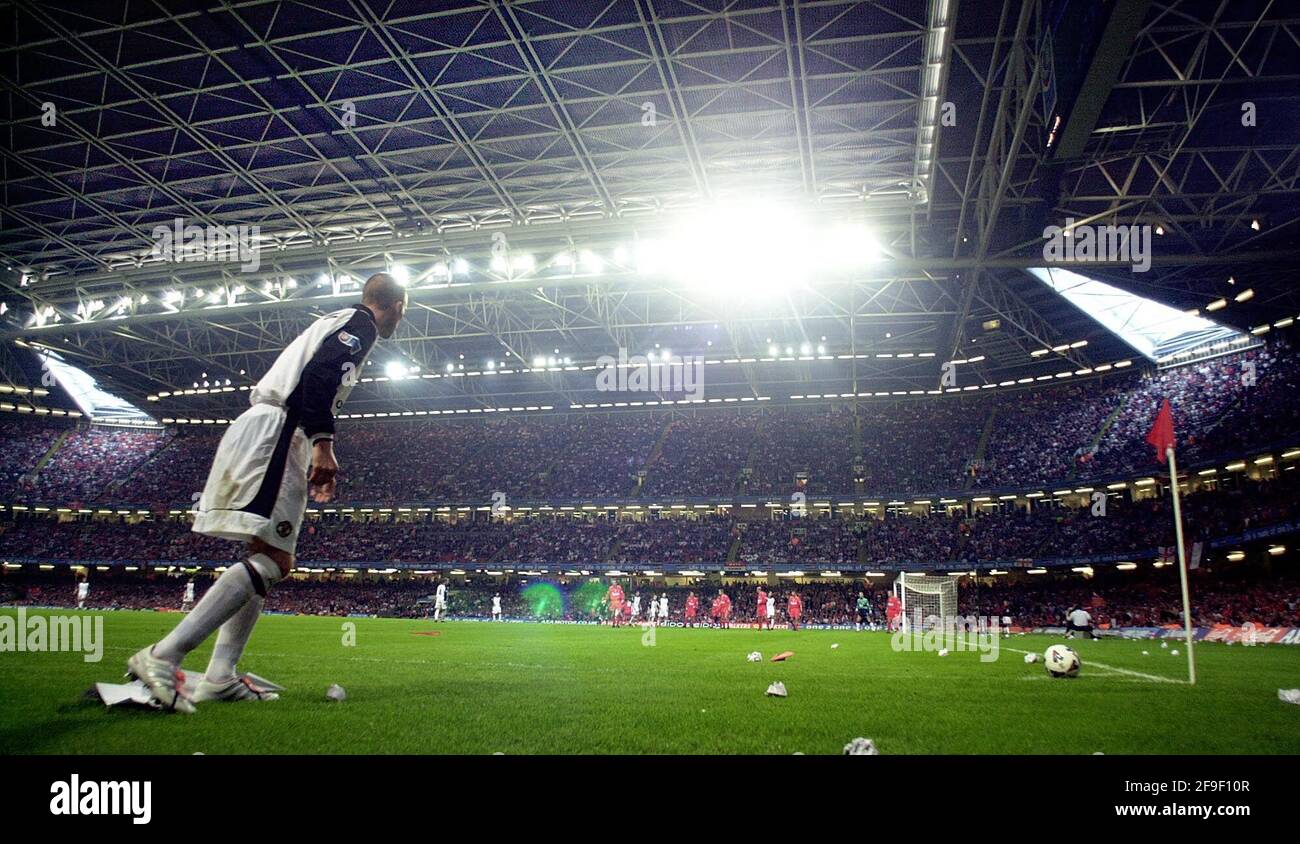 FA SHIELD BENEFICO AL MILLENNIUM STADIUM CARDIFF DAVID BECKHAM PRENDE UN CALCIO LIBERO Foto Stock