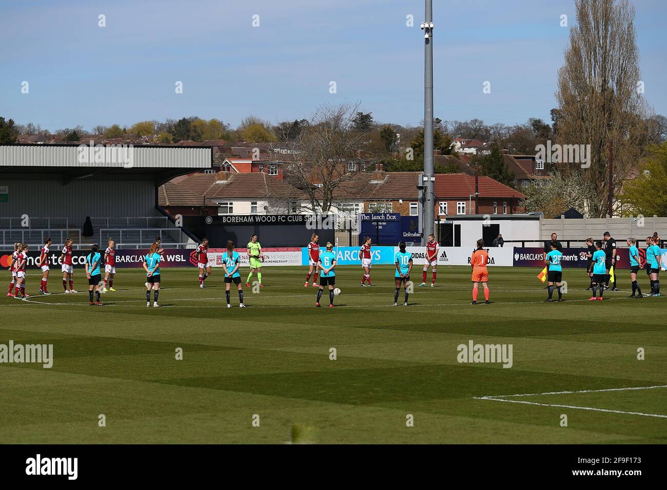 Minuto di silenzio in memoria del recente passaggio del Principe Phillip durante la partita della Vitality Womens fa Cup tra Arsenal e Gilligham a Meadow Park, Londra, Inghilterra. Foto Stock