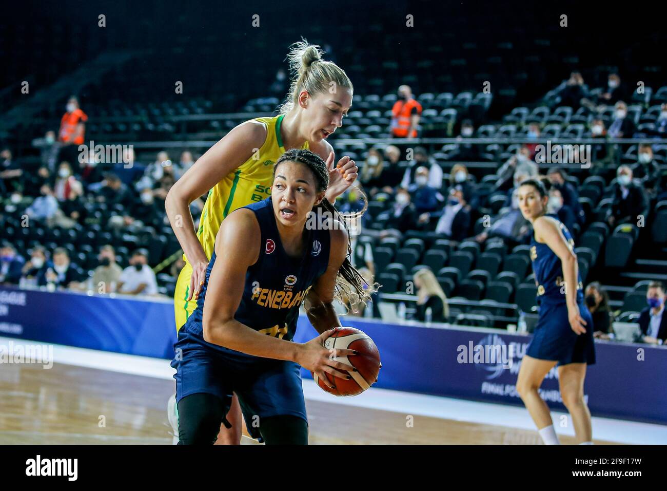 ISTANBUL, TURCHIA - APRILE 18: Bernadett Hatar di Sopron Basket, Kiah Stokes di Fenerbahce Oznur Kablo durante l'Eurolega Donne match tra Sopron Foto Stock