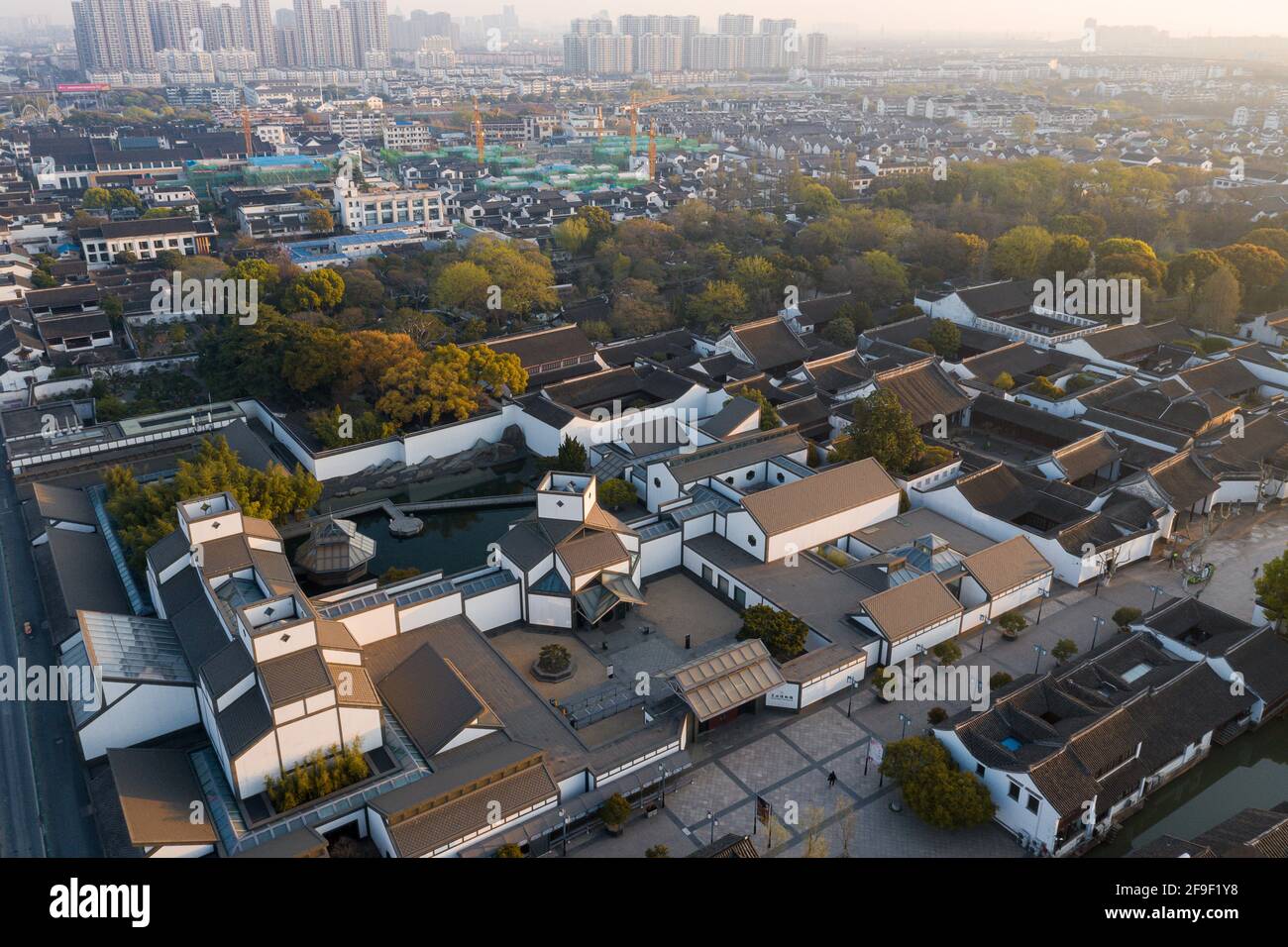 Vista aerea del Museo di Suzhou e della strada nella città vecchia di Suzhou, Cina Foto Stock