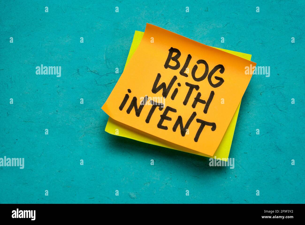 blog con intento consiglio o promemoria - calligrafia su una nota appiccicosa, concetto di creazione di contenuti Foto Stock