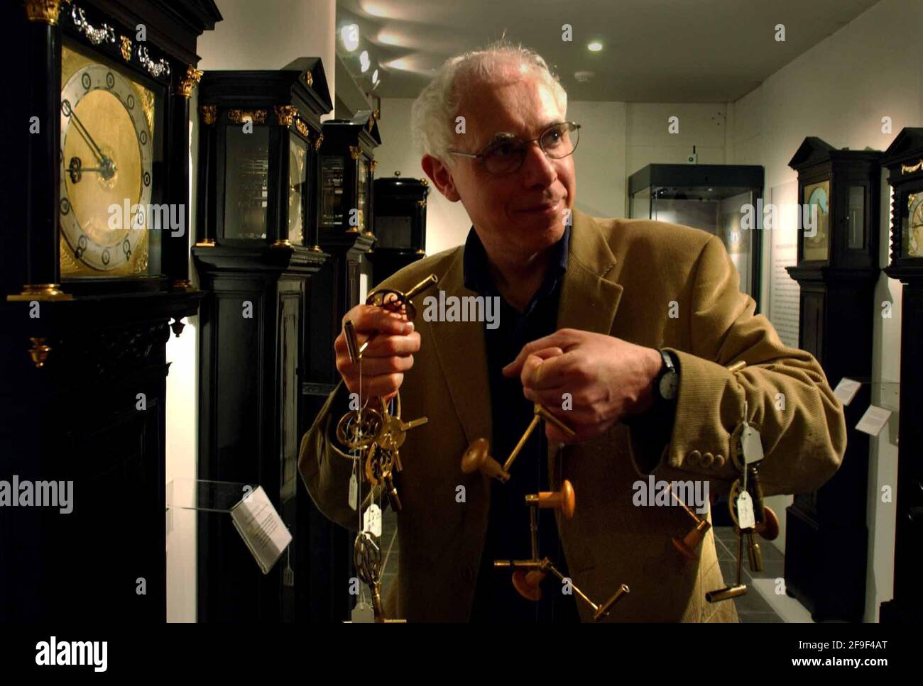 JIM BENNETT, DIRETTORE DEL MUSEO DELLA STORIA DELLA SCIENZA A OXFORD, HA IL COMPITO DI CAMBIARE TUTTI GLI OROLOGI IN LA MOSTRA DI OPERE "HOROLOGICAL MASTERWORKS" AL MUSEO, COME INIZIA L'ESTATE SABATO NOTTE.29/3/03 PILSTON Foto Stock