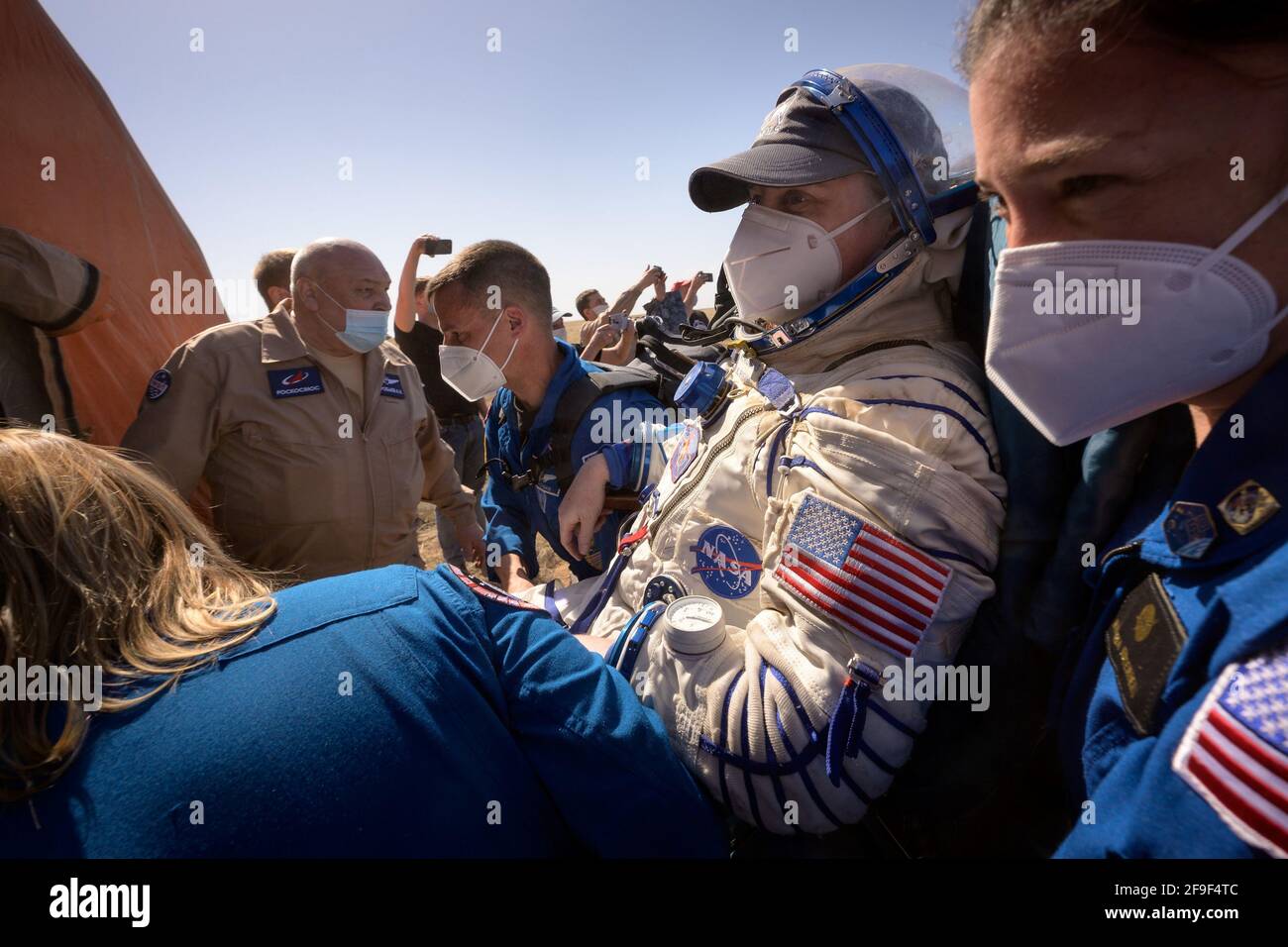 Zhezkazgan, Kazakistan. 18 Apr 2021. Spedizione 64 l'astronauta della NASA Kate Rubins viene trasportato in una tenda medica poco dopo, e i cosmonauti di Roscosmo Sergey Ryzhikov e Sergey Kud-Sverchkov sbarcati nella loro astronave Soyuz MS-17 vicino alla città di Zhezkazgan, Kazakistan sabato 17 aprile 2021. Rubins, Ryzhikov e Kud-Sverchkov sono tornati dopo 185 giorni nello spazio, avendo servito come membri dell'equipaggio Expedition 63-64 a bordo della Stazione spaziale Internazionale. NASA Photo by Bill Ingalls/UPI Credit: UPI/Alamy Live News Foto Stock