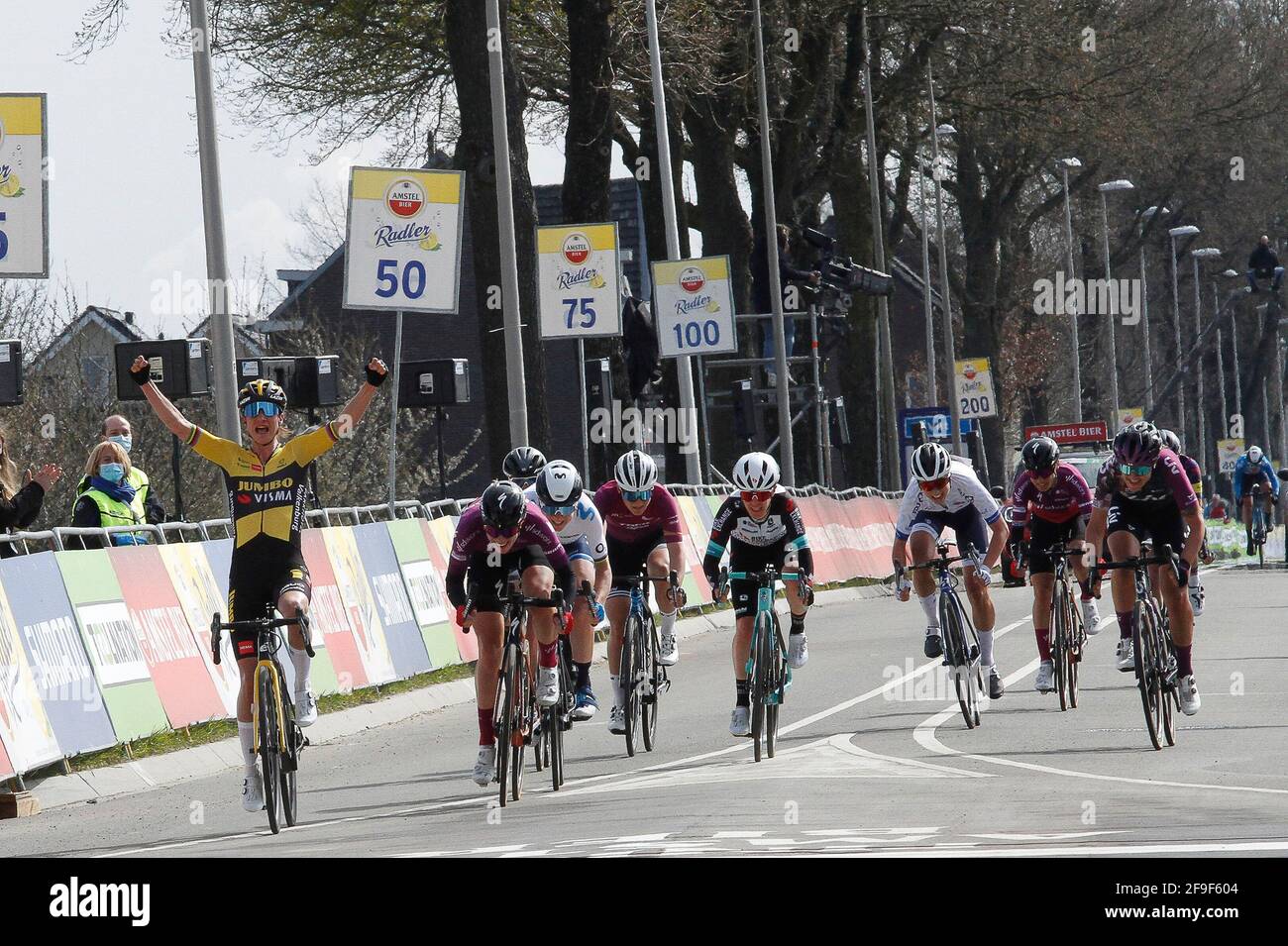 BERG EN TERBLIJT, PAESI BASSI - APRILE 18: Marianne Vos del Team Jumbo Visma e dei Paesi Bassi vince lo sprint, secondo Demi Vollering del Team SD Worx, terzo Annemie van Vleuten del Team Movistar durante la gara d'oro di Amstel - Women's Elite il 18 aprile 2021 a Berg en Terblijt, Paesi Bassi (Photo by (Photo by Sportfoto/Orange Pictures) Foto Stock