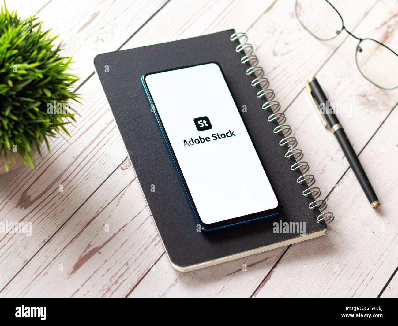 Assam, india - 19 Aprile 2021 : il logo di Adobe Stock sull'immagine d'archivio dello schermo del telefono. Foto Stock