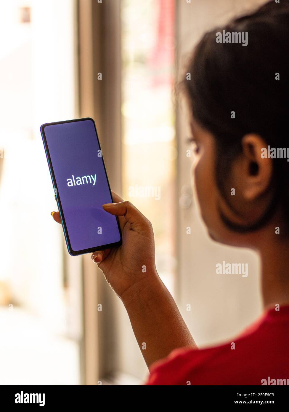 Assam, india - 19 Aprile 2021 : il logo di Alamy sull'immagine d'azione dello schermo del telefono. Foto Stock