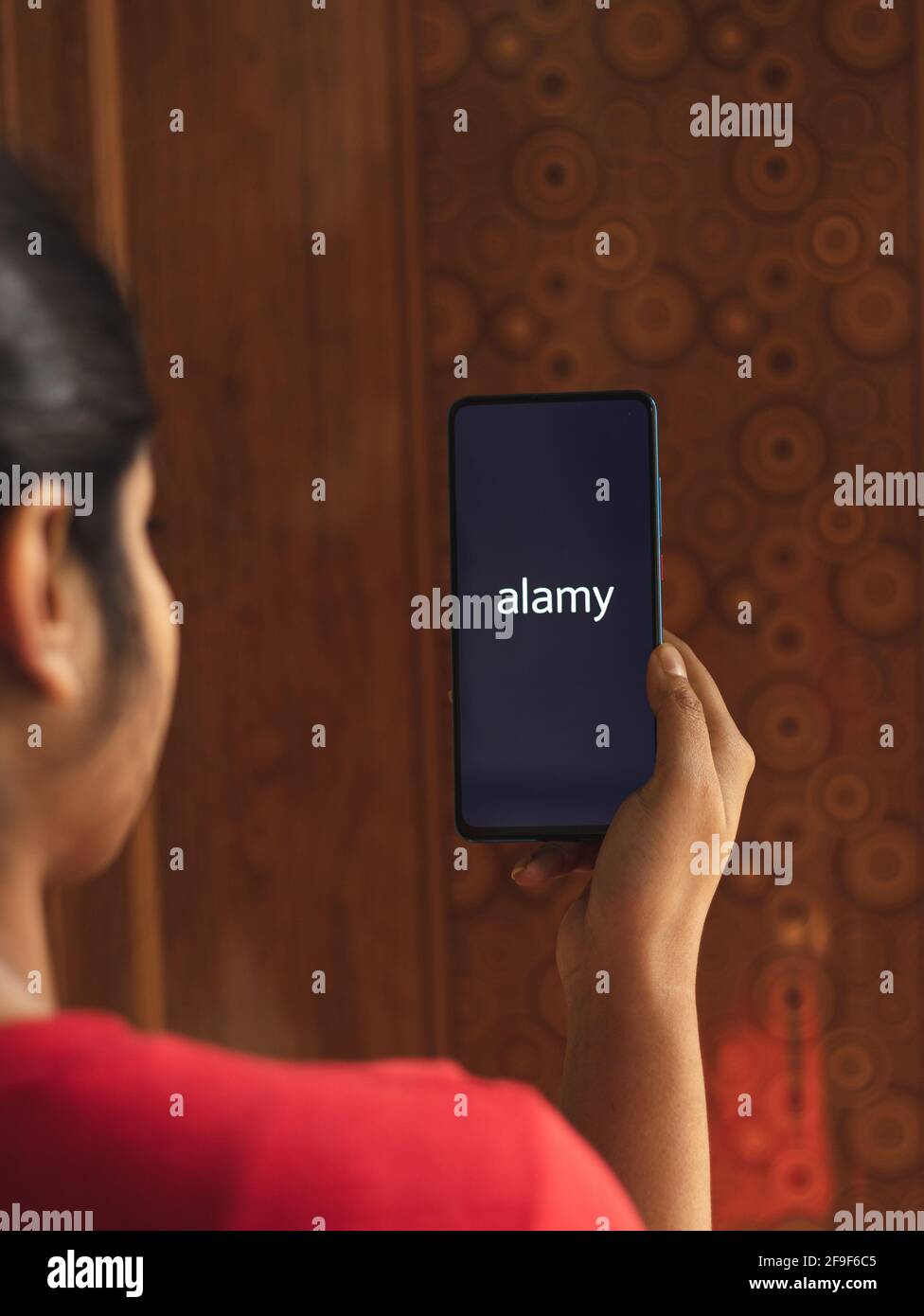 Assam, india - 19 Aprile 2021 : il logo di Alamy sull'immagine d'azione dello schermo del telefono. Foto Stock