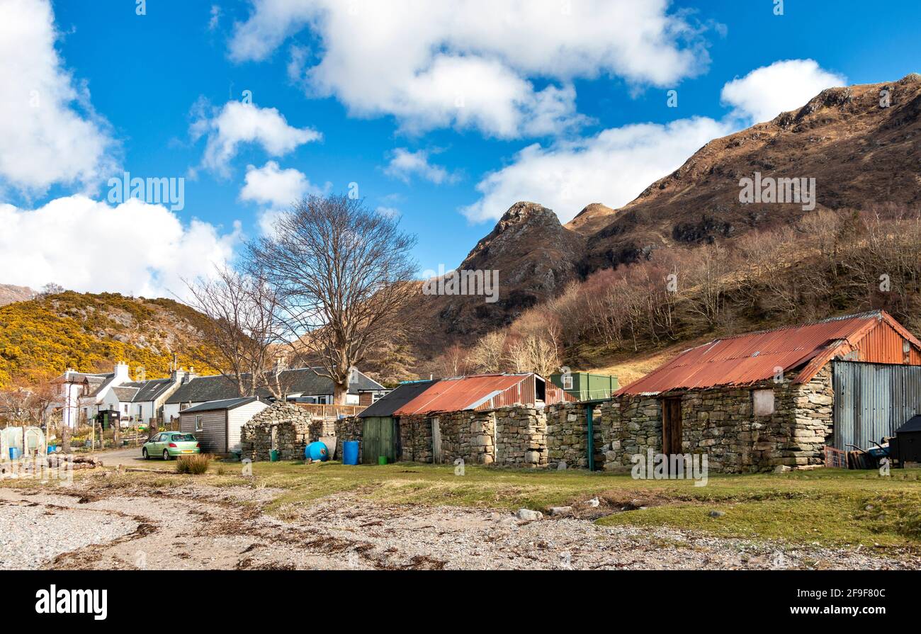 CORRAN WEST COAST HIGHLANDS SCOZIA VECCHIE CASE DI PIETRA DERELICT O. SHEDS LUNGO IL FIUME ARNISDALE Foto Stock