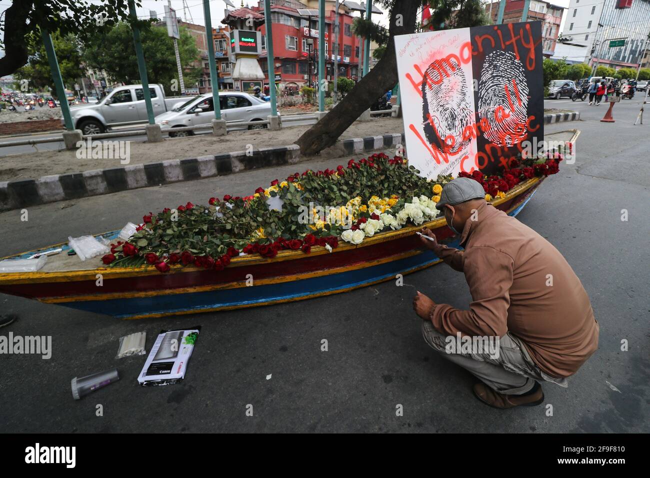 Kathmandu, NE, Nepal. 18 Apr 2021. Attivisti nepalesi manifestano contro il colpo di stato militare del Myanmar, a Kathmandu, Nepal, 18 aprile 2021. Credit: Aryan Dhimal/ZUMA Wire/Alamy Live News Foto Stock