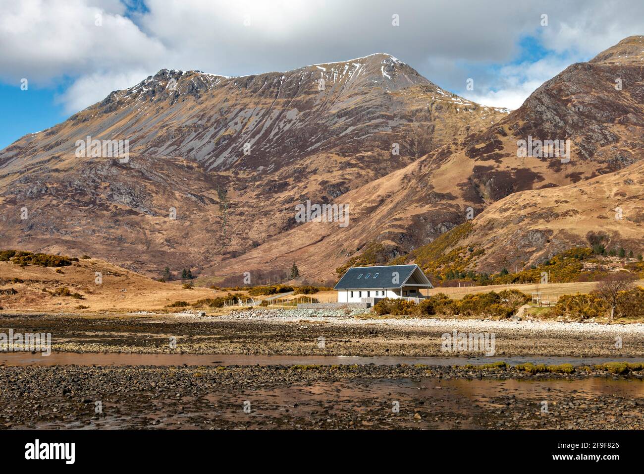 CORRAN WEST COAST HIGHLANDS SCOZIA LA CASA CEILIDH E IL PATRIMONIO CENTER E BEINN SGRITHEALL VISTO DA OLTRE IL FIUME ARNISDALE Foto Stock