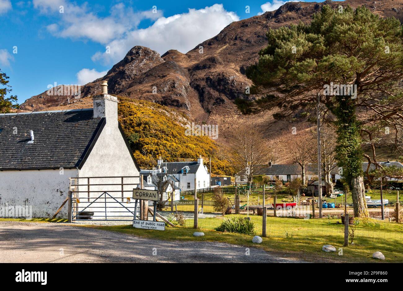 CORRAN WEST COAST HIGHLANDS SCOZIA LE CASE DEL VILLAGGIO E IL FINE DELLA STRADA Foto Stock