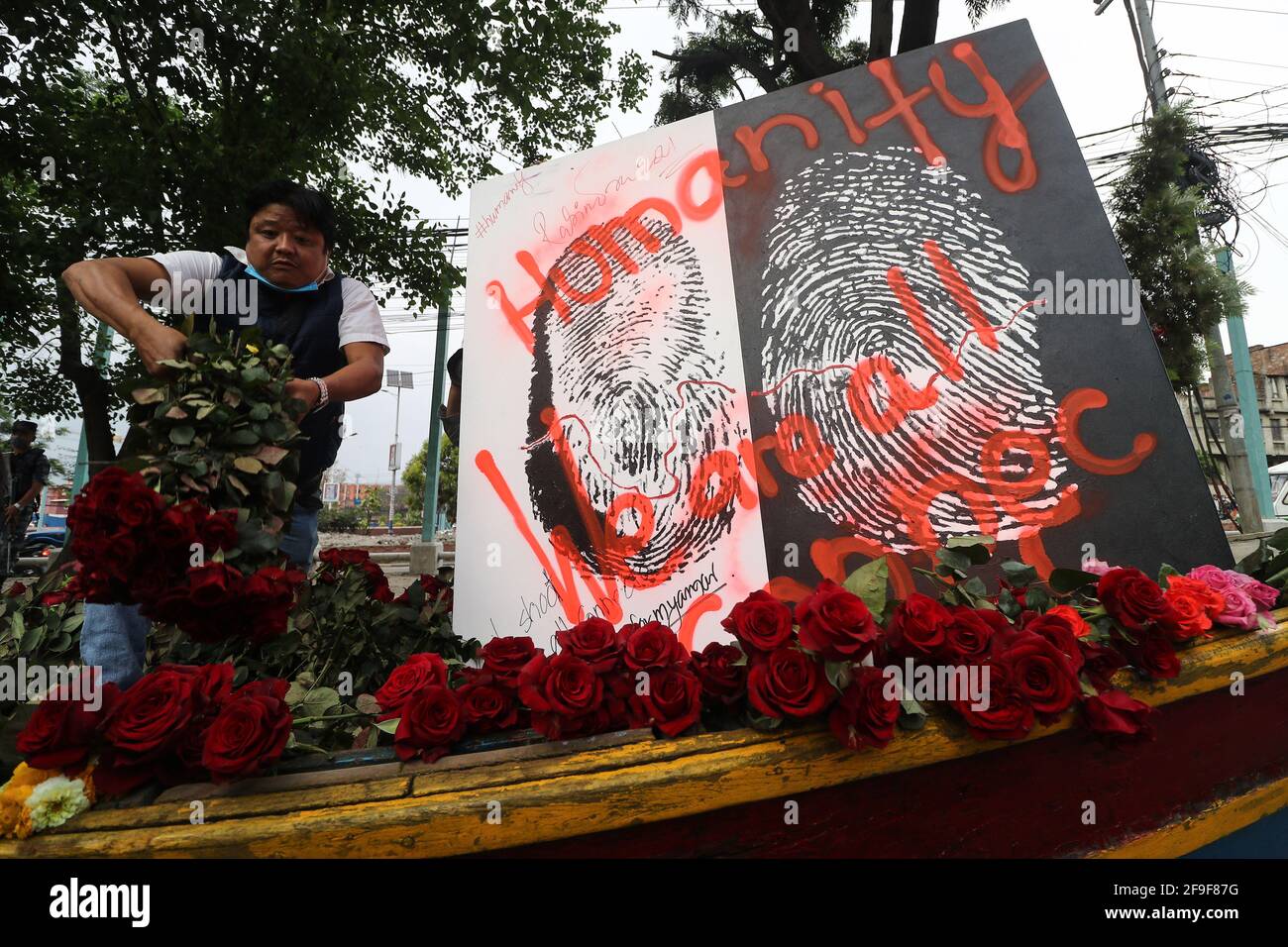 Kathmandu, NE, Nepal. 18 Apr 2021. Attivisti nepalesi manifestano contro il colpo di stato militare del Myanmar, a Kathmandu, Nepal, 18 aprile 2021. Credit: Aryan Dhimal/ZUMA Wire/Alamy Live News Foto Stock
