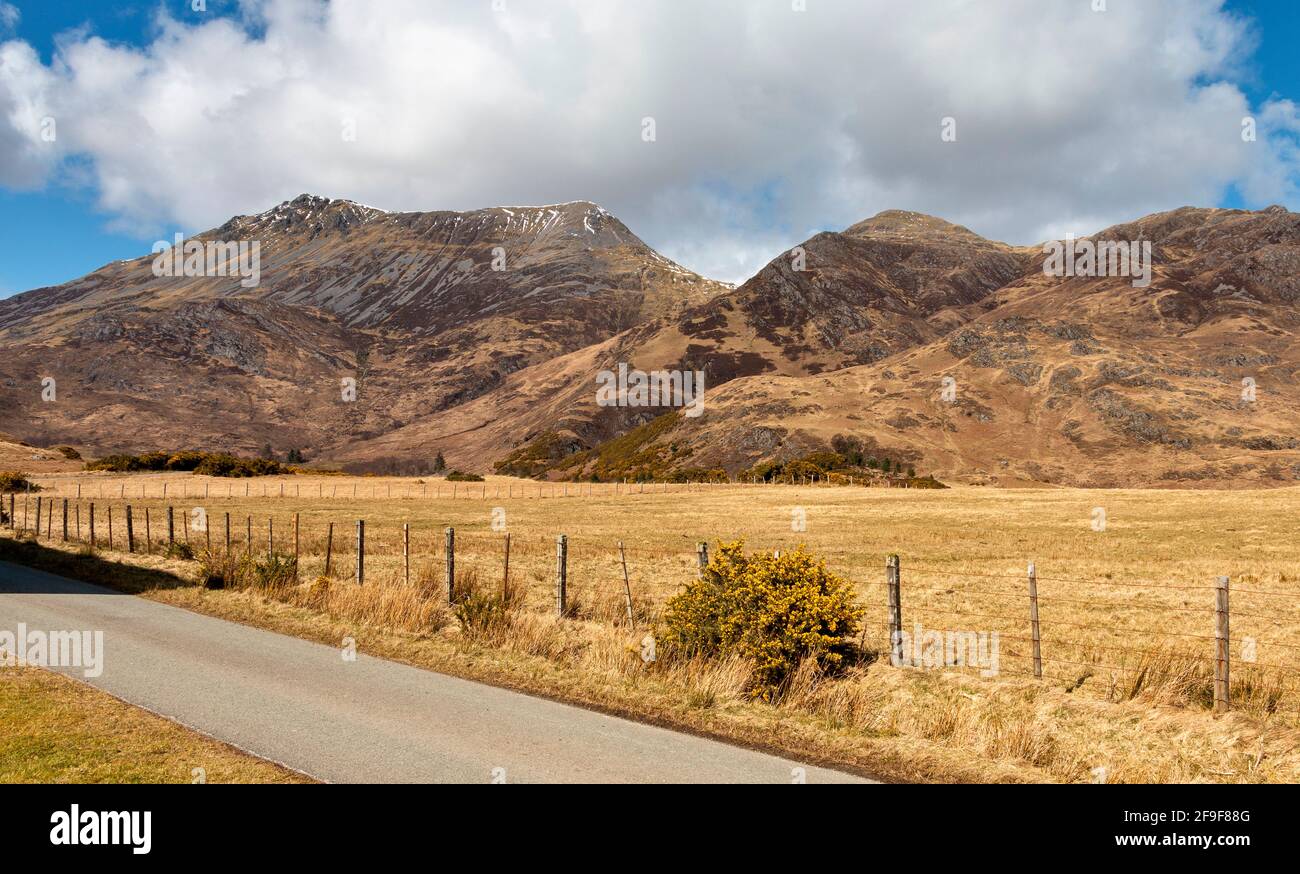 CORRAN WEST COAST HIGHLANDS SCOZIA VISTA DI BEINN SGRITHEALL VISTO DALLA STRADA PER CORRAN VILLAGGIO Foto Stock