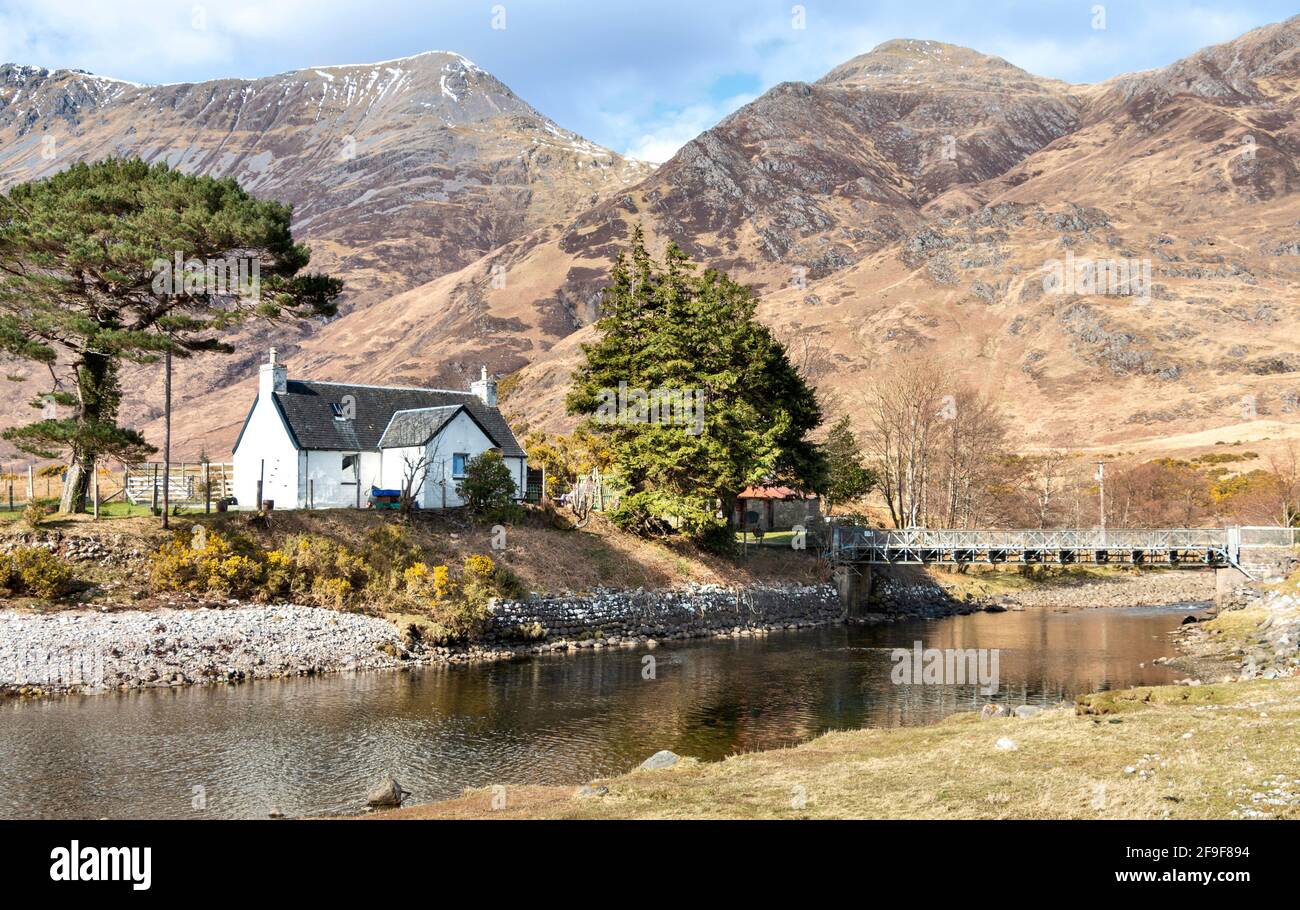 CORRAN WEST COAST HIGHLANDS SCOZIA VISTA DEL PONTE SOPRA FIUME ARNISDALE E BEINN SGRITHEALL IN LONTANANZA Foto Stock