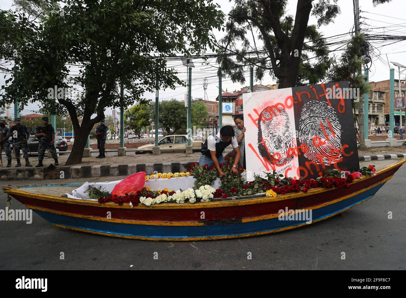 Kathmandu, NE, Nepal. 18 Apr 2021. Attivisti nepalesi manifestano contro il colpo di stato militare del Myanmar, a Kathmandu, Nepal, 18 aprile 2021. Credit: Aryan Dhimal/ZUMA Wire/Alamy Live News Foto Stock