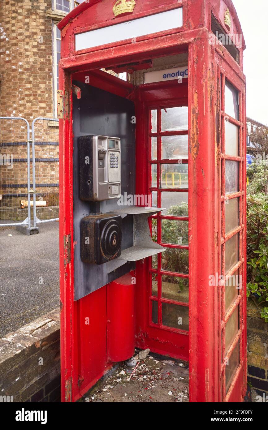 Morte di una scatola telefonica rossa, senza porta, senza ricevitore e cablaggio rimosso, Douglas, Isola di Man Foto Stock