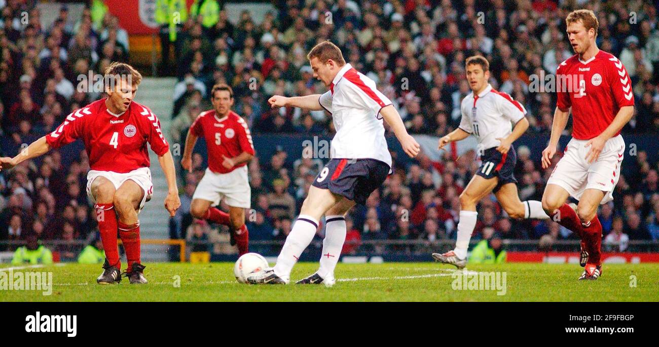 INGHILTERRA V DANIMARCA 16/11/2003 WAYNE ROONEY PASSA LA PALLA A. JOE CARBONE CHE SEGNA IL 2 ° OBIETTIVO IMMAGINE DAVID ASHDOWNENGLAND CALCIO Foto Stock