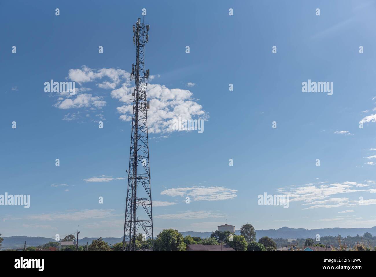 Torre di trasmissione dati del telefono cellulare su sfondo blu naturale. Infrastruttura di trasmissione dei dati di comunicazione. Paesaggio naturale. Struttura metallica. Foto Stock