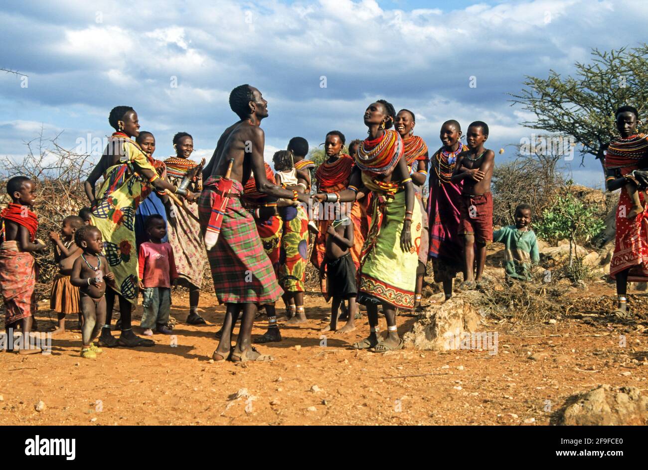 Il Turkana è un popolo nilotico originario della contea di Turkana, nel Kenya nord-occidentale, una regione a clima semi-arido che confina con il lago Turkana, a est, Pokot Foto Stock