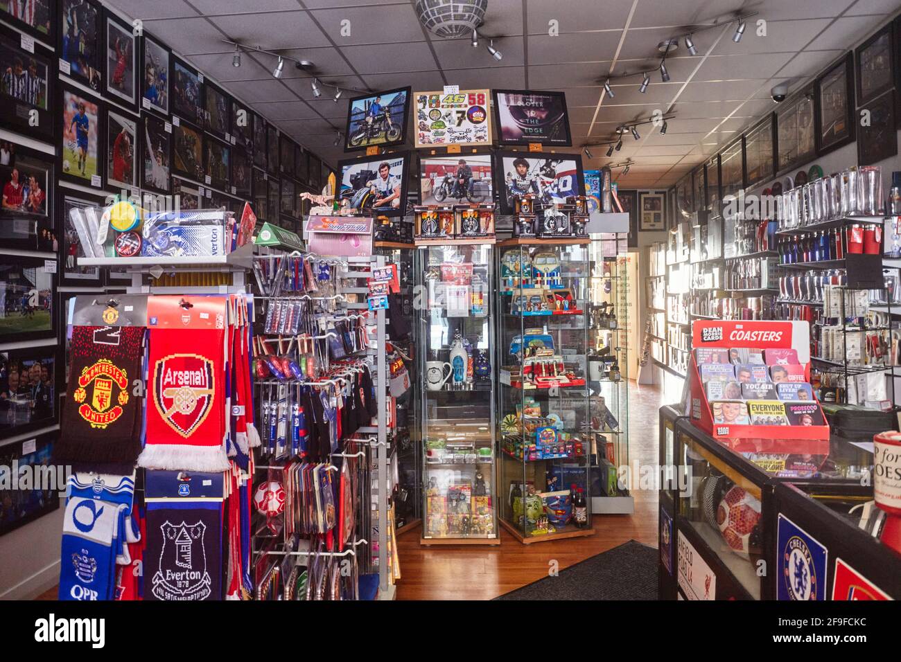 Alla ricerca di un negozio chiuso Covid che vende articoli di merchandising Foto Stock