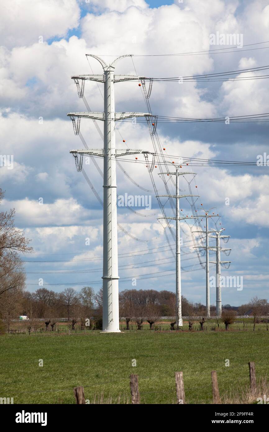 Vicino a Isselburg, a Muensterland, le linee elettriche a 380 kV scorrono su piloni a parete solida, è un progetto pilota dell'operatore del sistema di trasmissione Amprion, Nort Foto Stock