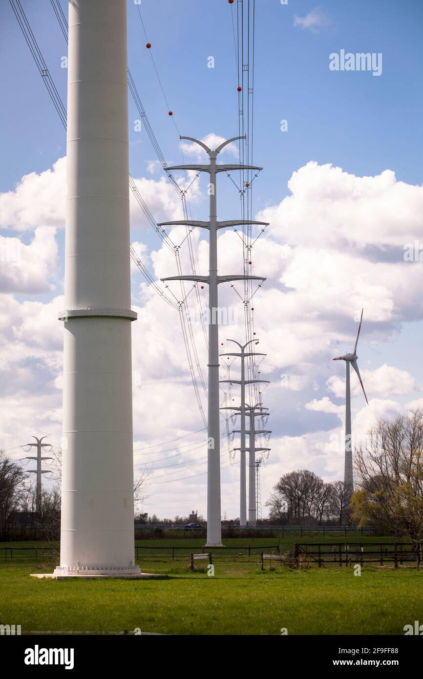 Vicino a Isselburg, a Muensterland, le linee elettriche a 380 kV scorrono su piloni a parete solida, è un progetto pilota dell'operatore del sistema di trasmissione Amprion, Nort Foto Stock