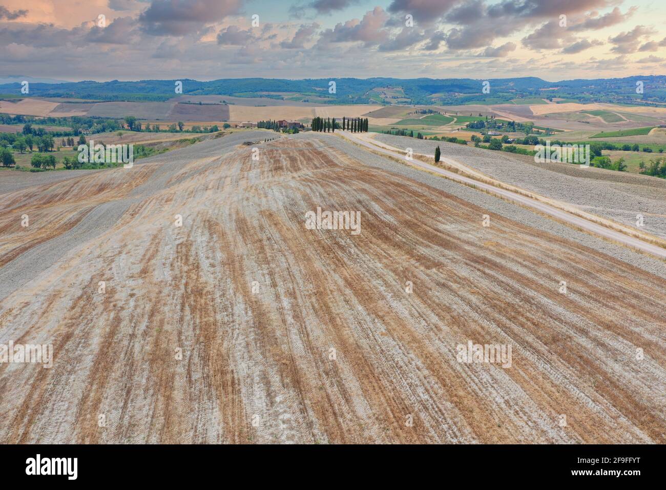 Veduta aerea della Val d'Orcia, Italia. Una foto di un campo di DJI Mavic 2 Pro nei pressi di San Quirico d'Orcia, Toscana. Foto Stock