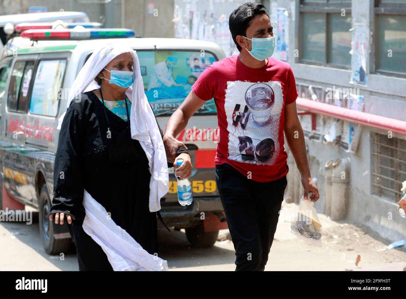 Dhaka, Bangladesh - 18 aprile 2021: La pressione dei pazienti di Corona è in aumento negli ospedali di Dhaka. I pazienti Corona devono attendere a lungo per l'ammissione i Foto Stock