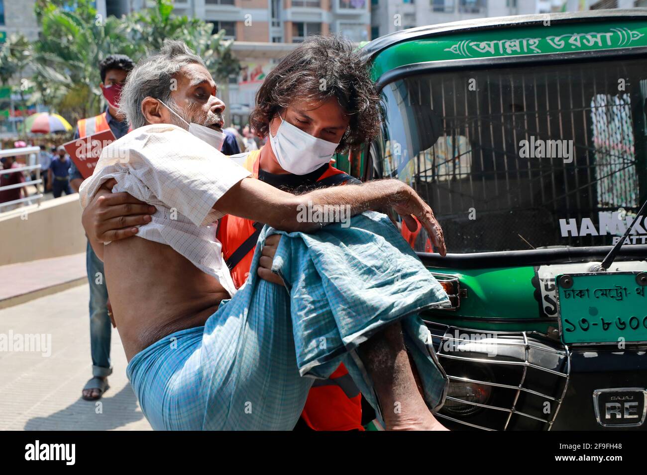 Dhaka, Bangladesh - 18 aprile 2021: La pressione dei pazienti di Corona è in aumento negli ospedali di Dhaka. I pazienti Corona devono attendere a lungo per l'ammissione i Foto Stock