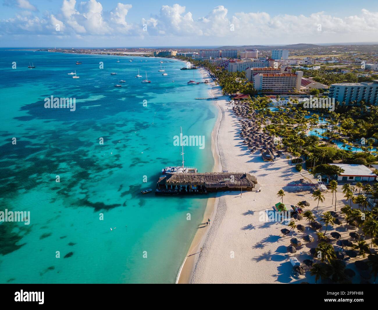 Palm Beach Aruba Caribbean, spiaggia di sabbia bianca con palme a Aruba Antille Foto Stock