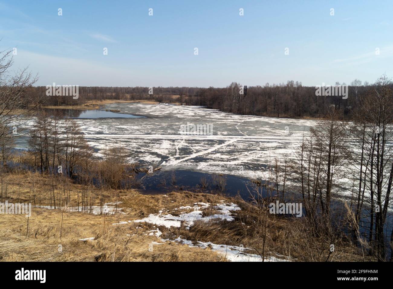 Ghiaccio bianco sul fiume in primavera Time.Beautiful paesaggio in campagna Foto Stock