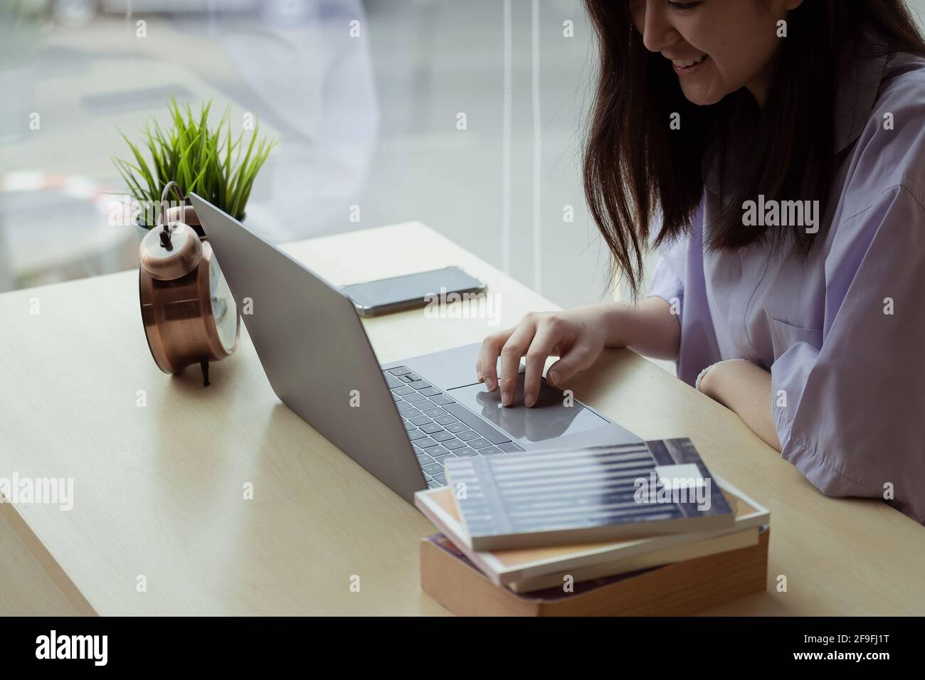 Formazione online. Asian ragazza lezione online utilizzando una videochiamata al computer per un insegnante virtuale a casa Foto Stock
