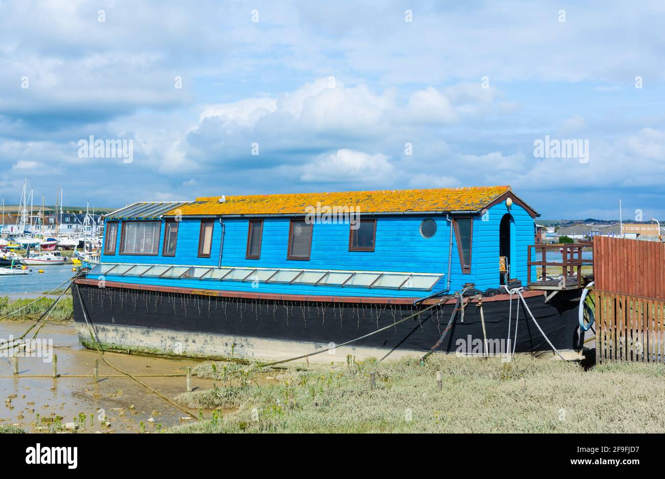 houseboat in legno ormeggiato e con travi sul fiume Adur a Shoreham-by-Sea, West Sussex, Inghilterra, Regno Unito. Foto Stock