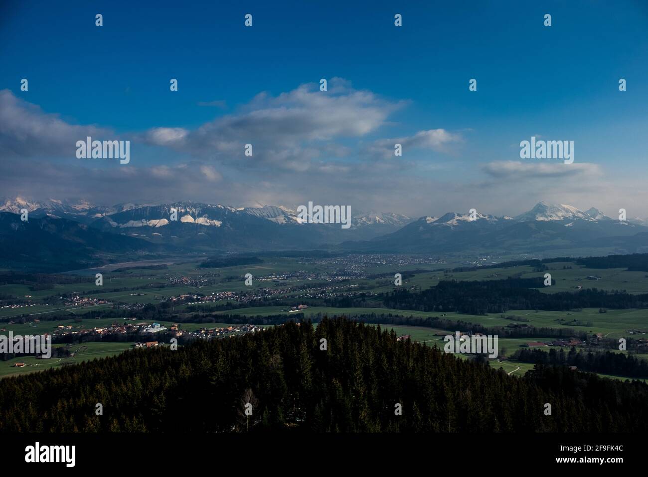 Vista sul paesaggio della risistemazione da sci e snowboard di Verbier - 4 Vallées, con escursioni innevate sullo sfondo. Girato a Verbier, Vallese, Svizzera Foto Stock