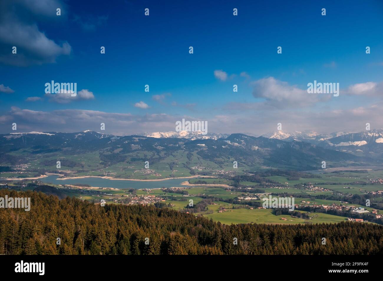 Vista sul paesaggio della risistemazione da sci e snowboard di Verbier - 4 Vallées, con escursioni innevate sullo sfondo. Girato a Verbier, Vallese, Svizzera Foto Stock