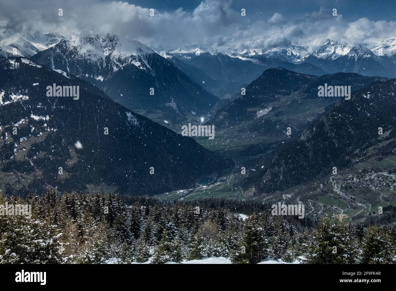 Vista sul paesaggio della risistemazione da sci e snowboard di Verbier - 4 Vallées, con escursioni innevate sullo sfondo. Girato a Verbier, Vallese, Svizzera Foto Stock