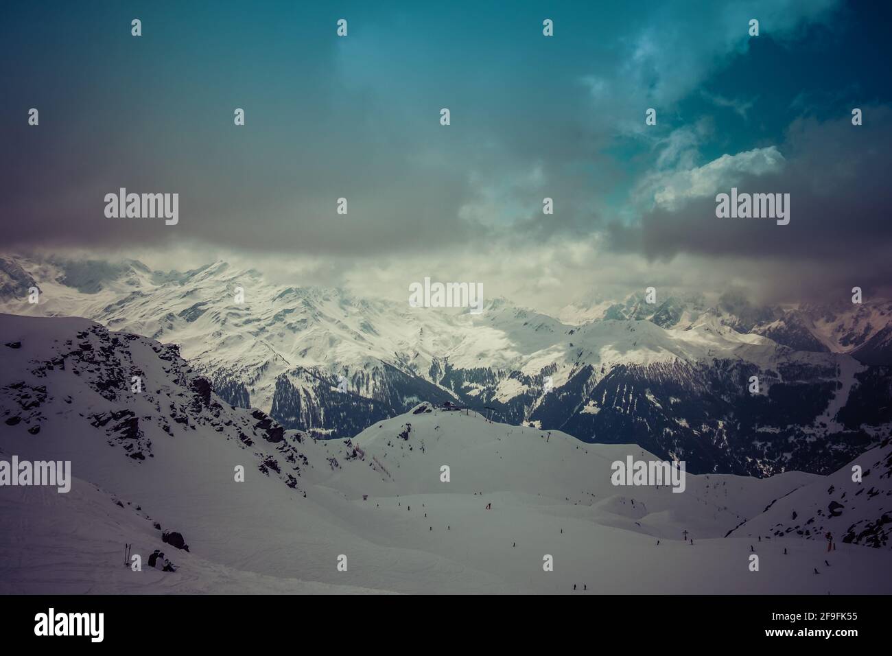 Vista sul paesaggio della risistemazione da sci e snowboard di Verbier - 4 Vallées, con escursioni innevate sullo sfondo. Girato a Verbier, Vallese, Svizzera Foto Stock