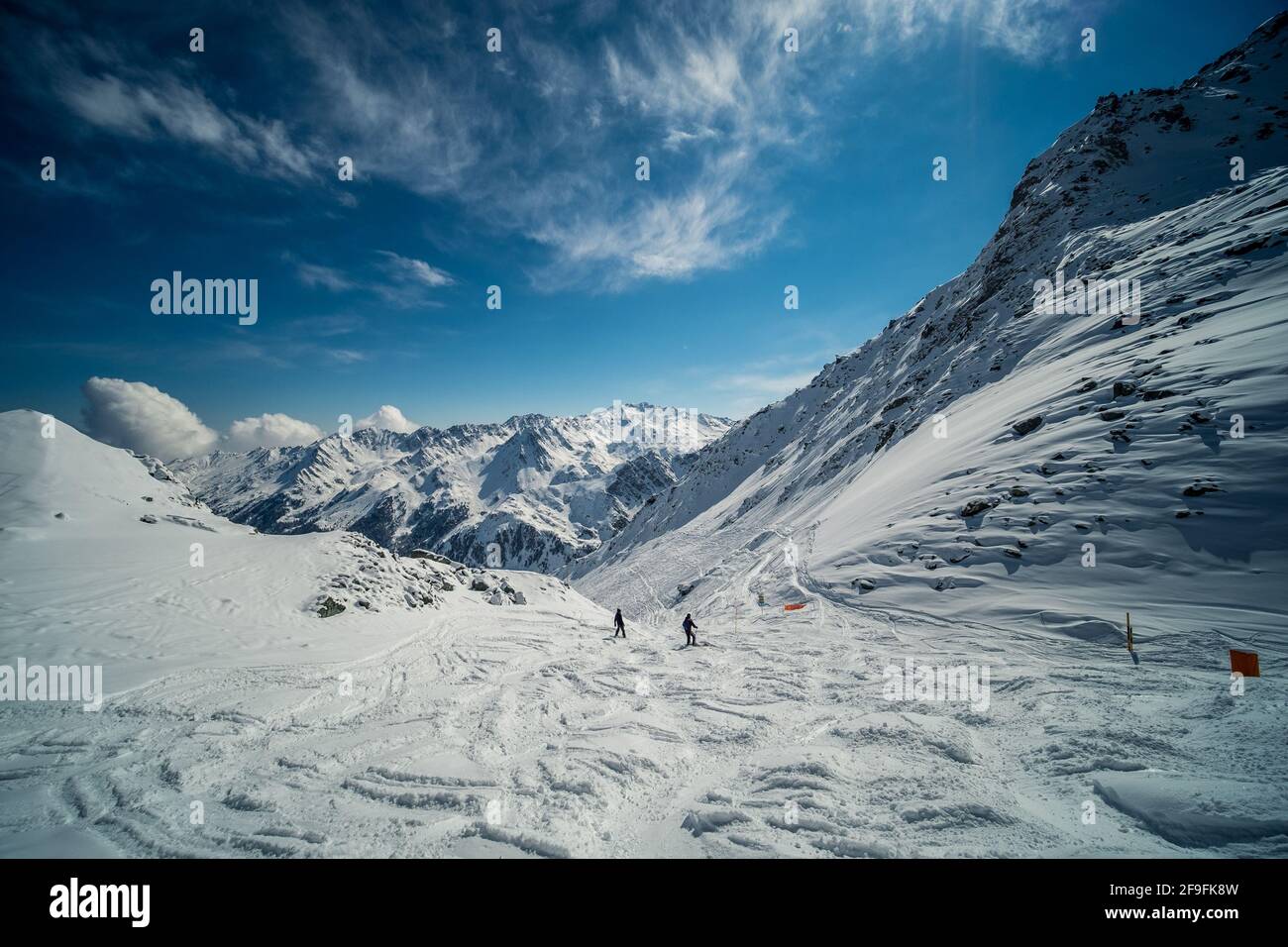 Vista sul paesaggio della risistemazione da sci e snowboard di Verbier - 4 Vallées, con escursioni innevate sullo sfondo. Girato a Verbier, Vallese, Svizzera Foto Stock