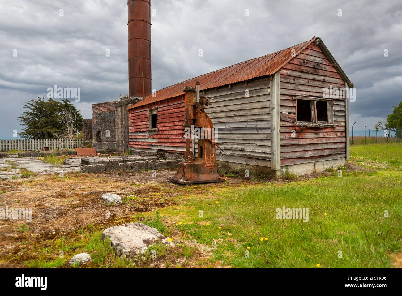 Vecchia fabbrica mineraria nella città fantasma di Waiuta, Isola del Sud della Nuova Zelanda Foto Stock